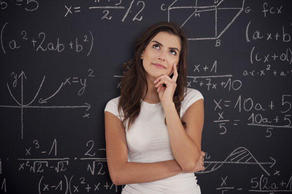 A imagem contém uma jovem pensando sobre quais assuntos de matemática que mais caem no Enem.