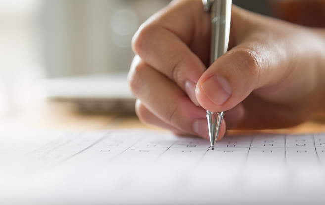Imagem de uma mão segurando uma caneta, preenchendo o gabarito de prova. Imagem usada para ilustrar notícia sobre o ENADE 2022
crédito: freepik
